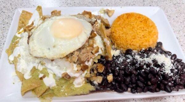 Chilaquiles con pollo $12.50